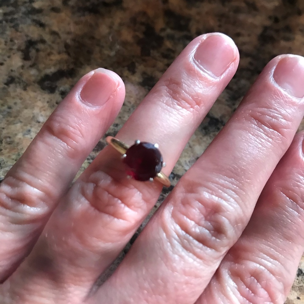 1 carat garnet ring. 14k yellow gold.